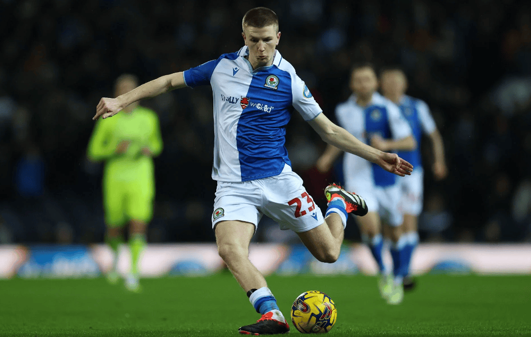 国际比赛日足总杯焦点战；法兰克福队长鼓劲；态度坚定；身体对抗强度拉满 