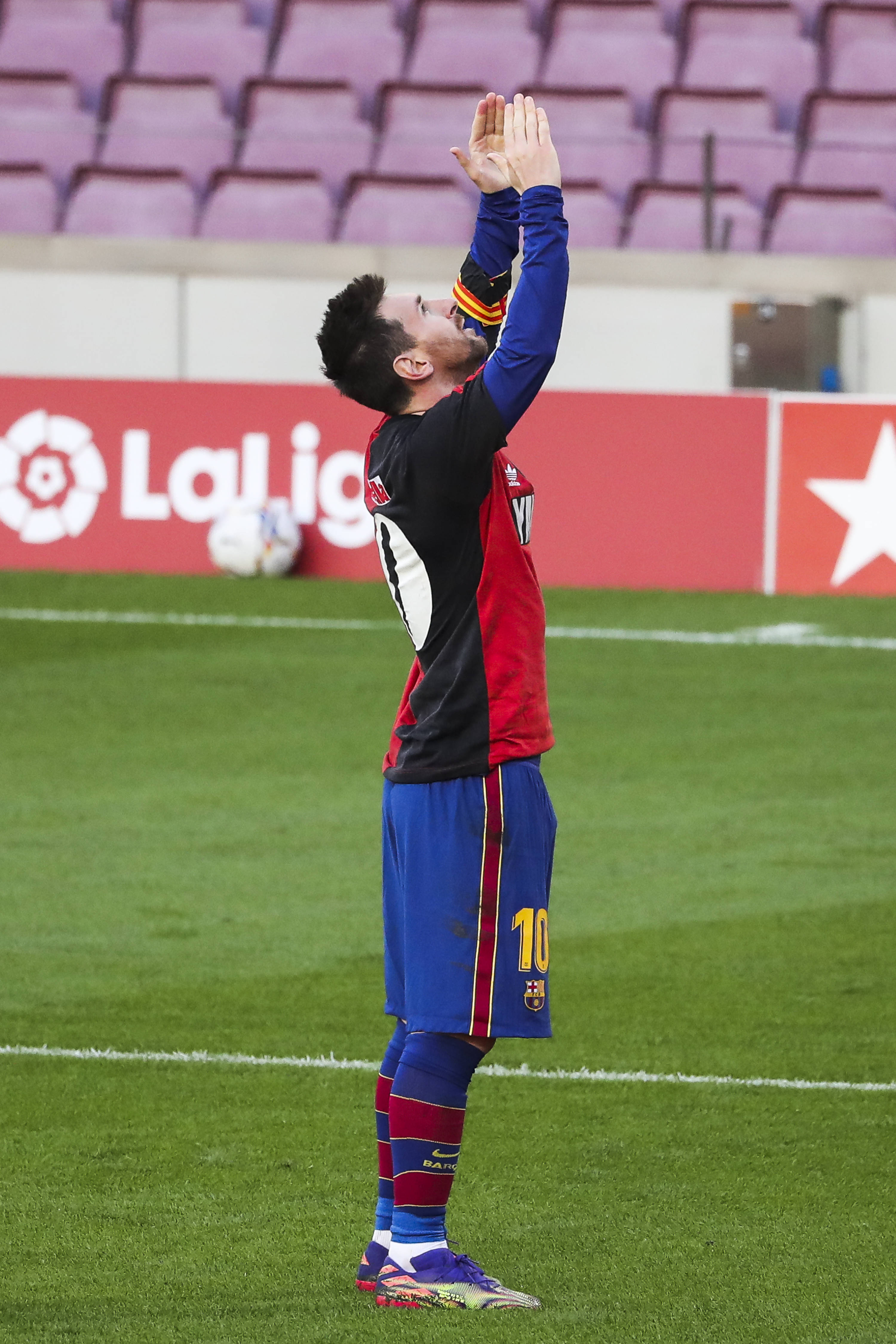 巴塞罗那发布备战花絮，今晨门线救险，西甲任务艰巨，球探报告显示潜力(巴塞罗那对阵皇家马德里)