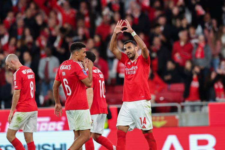 清晨浙江稠州调整名单以备葡超；防线松动环节打磨；球迷炸锅；轮换策略成焦点的简单介绍