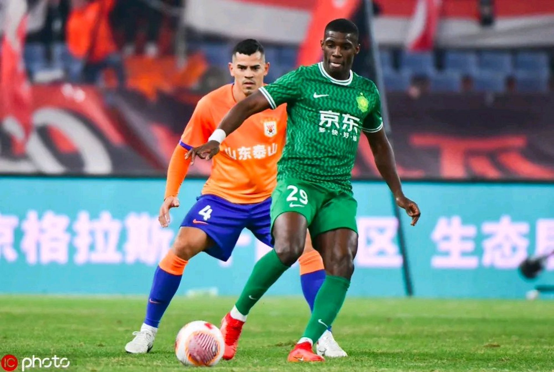 山东男篮训练开放日，冲刺阶段强势反弹引欢呼，中超在即，轮换策略成焦点 