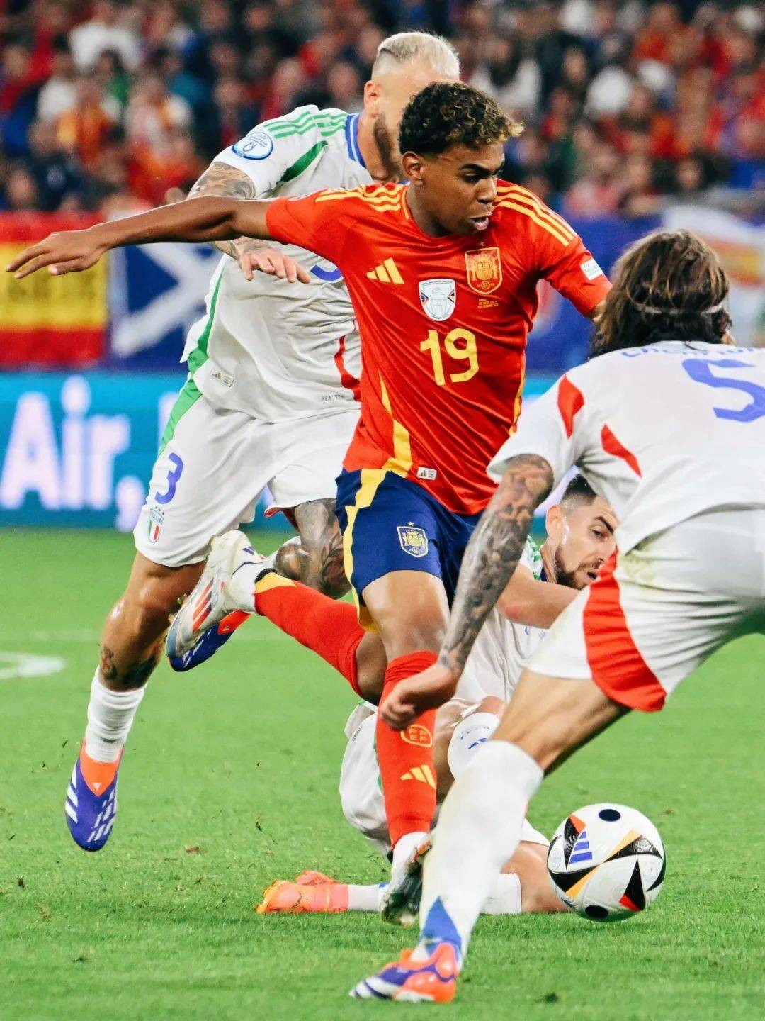 赛地聚焦——NBA总决赛国际比赛日热度飙升，拜仁慕尼黑回应争议，质疑声仍在，更衣室氛围转暖的简单介绍