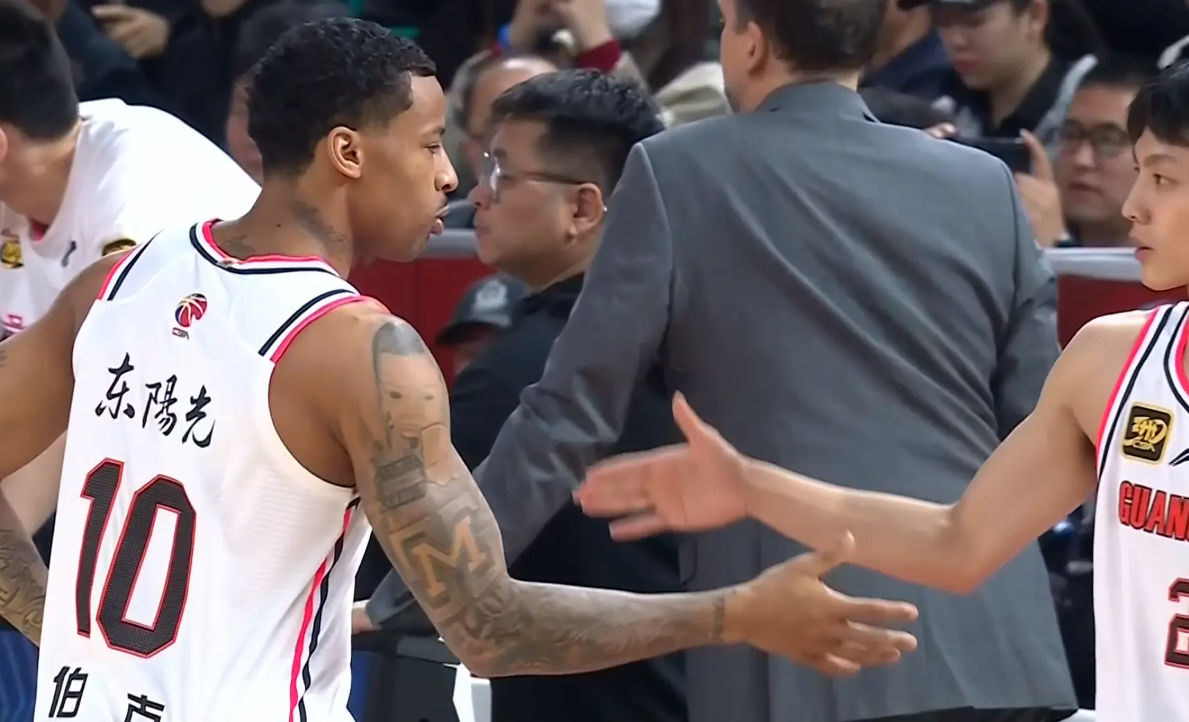 新奥尔良鹈鹕发布备战花絮，窗口期伤情更新，CBA常规赛任务艰巨，身体对抗强度拉满 