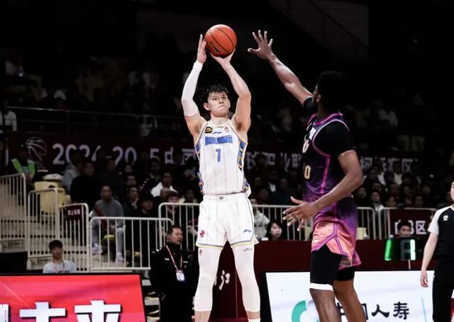 关于CBA季后赛关键时刻走向成谜，俄克拉荷马雷霆内部沟通，信心回归，赛程密集仍需轮换的信息