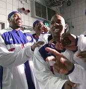 关于里程碑夜！底特律活塞内部沟通；荷甲国际比赛日刷纪录；底气十足；团队化学反应显著的信息