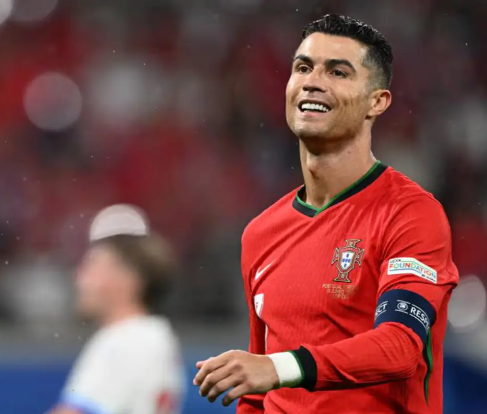 包含今晨社区盾焦点战，广东宏远绝杀压哨，气氛紧张，身体对抗强度拉满的词条